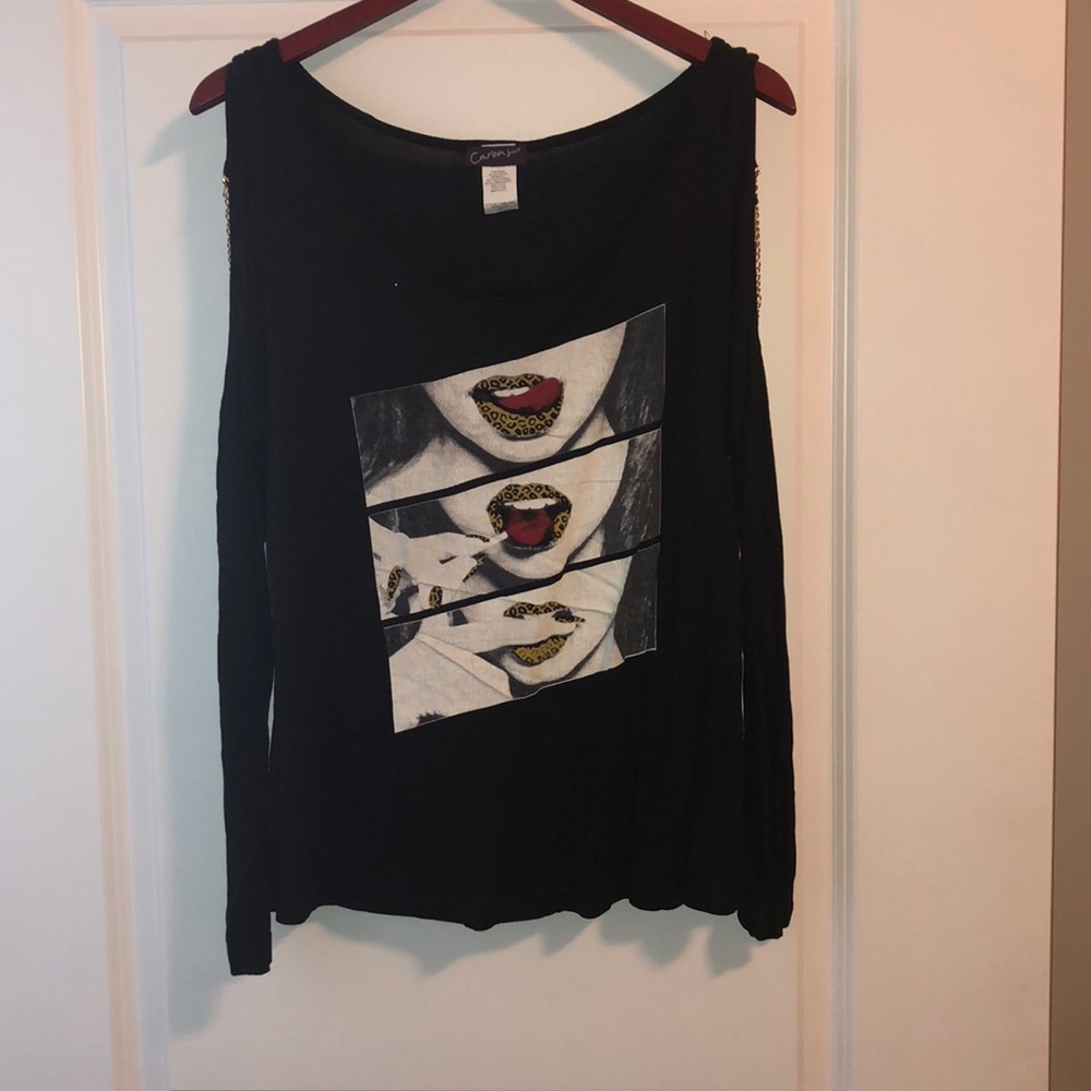 Graphic tee with chained sleeves ⭐️